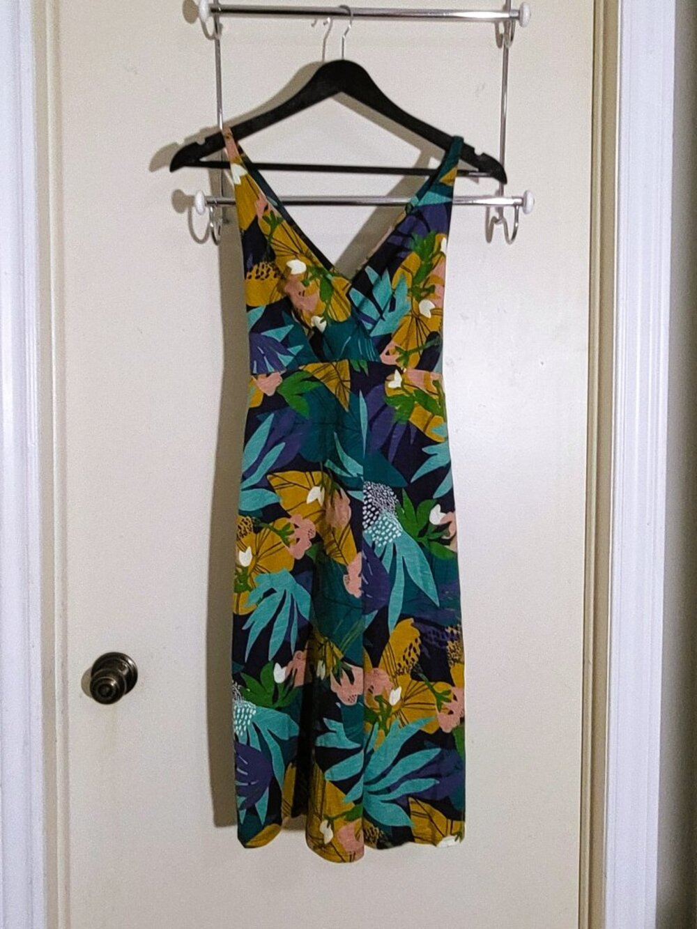 Patagonia cotton Tropical print V-neck front, cross over strap back. Size Medium - Picture 5 of 13
